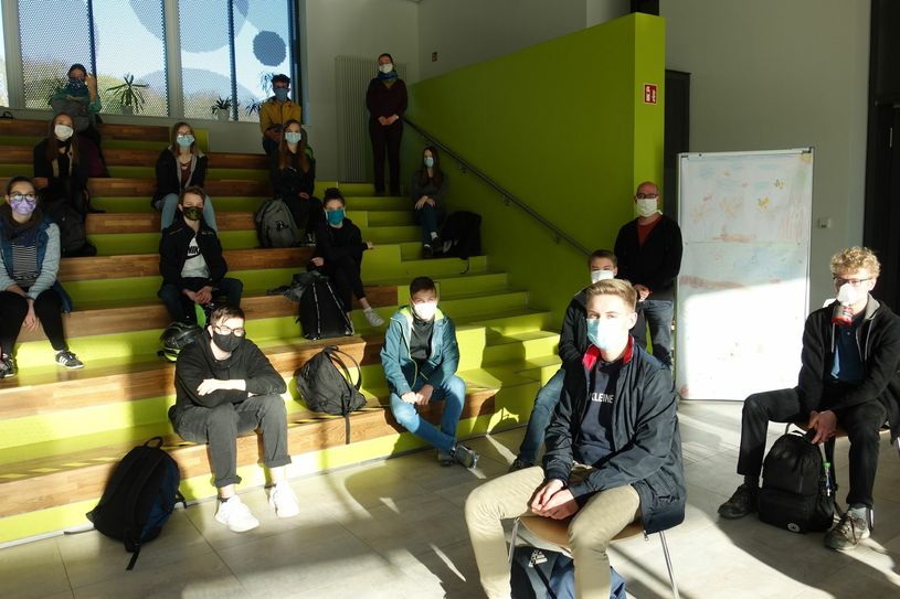 Schüler-Belehrung im Foyer des Evangelischen Schulzentrums Pirna. Foto: Evangelisches Schulzentrum