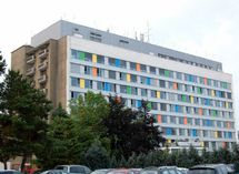 Der bunte Klinikwürfel soll nun doch sein Aussehen verändern. Foto: Klinik