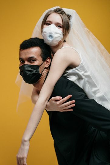 Atemmasken gehören aktuell zur Hochzeitskleidung. Foto: pexels