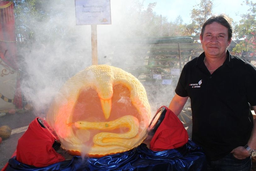 Bernd Fabian aus Guben, Gewinner der Kürbis-Schnitz-Challenge in Klaistow. Foto: Agentur