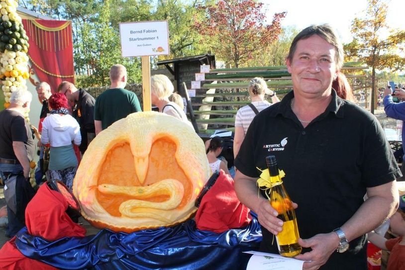 Bernd Fabian aus Guben, Gewinner der Kürbis-Schnitz-Challenge in Klaistow. Foto: Agentur