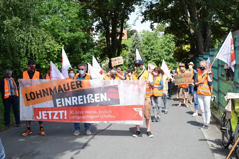 Die Beschäftigten der Lausitzer Früchteverarbeitung GmbH kämpfen für bessere Löhne. Die Gewerkschaft Nahrung-Genuss-Gaststätten unterstützen sie dabei. Foto: Sandro Paufler
