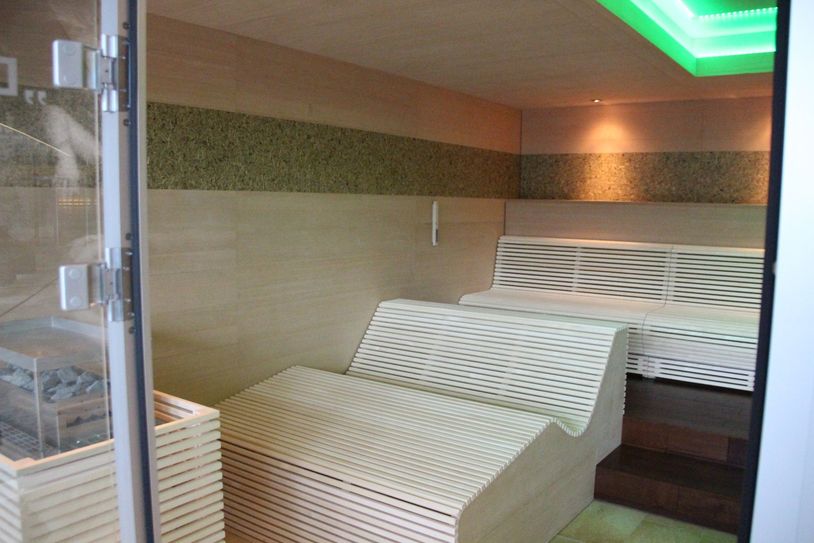 Blick in die Elbwiesensauna mit echtem gepressten Heu als Wandfries.