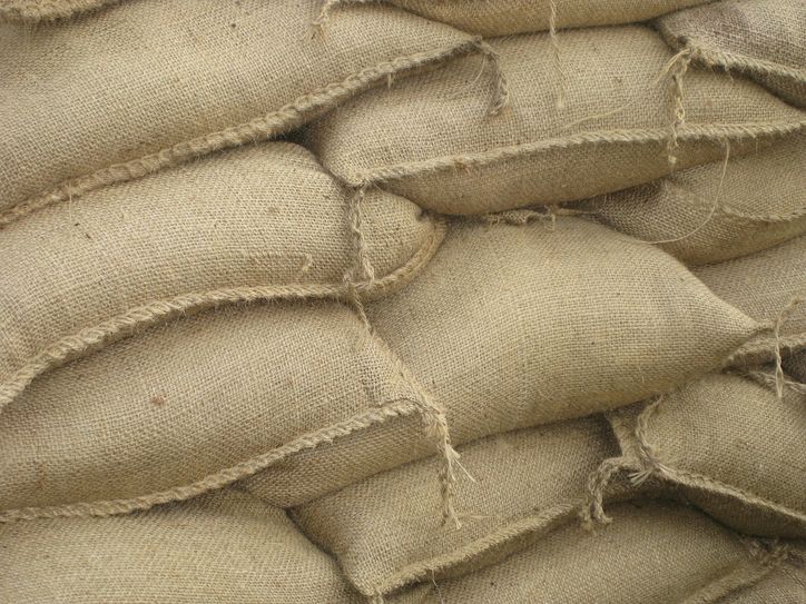 Im neuen Hochwasserschutzlager in Hagenwerder lagern künftig knapp eine Million Sandsäcke, Schutzvlies und sogenannte Big Bags. Symbolfoto: Pixabay