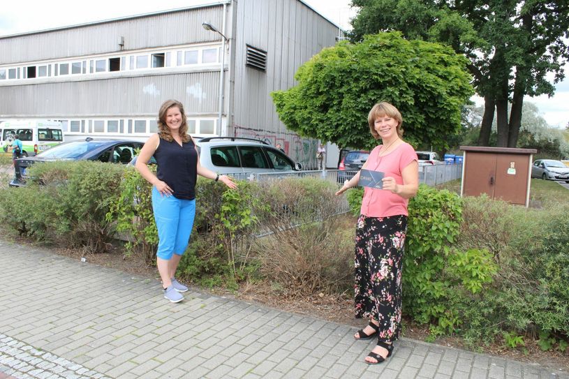 Vereinsmanagerin Sandrina Heise (links) und Geschäftsführerin Daniela Fünfstück freuen sich über die 50 Euro – Spende mit die so genannte Bonus- oder Inklusionshecke wieder bereichert werden soll. Foto: Silke Richter
