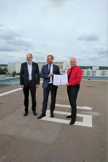 Jörg Mühlberg, Geschäftsführer der Sächsischen Agentur für Strukturentwicklung, Jöeg Scharfenberg, Geschäftsführer des Seenlandklinikums Hoyerswerda und Torsten Ruban-Zeh, Geschäftsführer der AWO Lausitz mit dem unterzeichneten Kooperationsvertrag Foto: tb