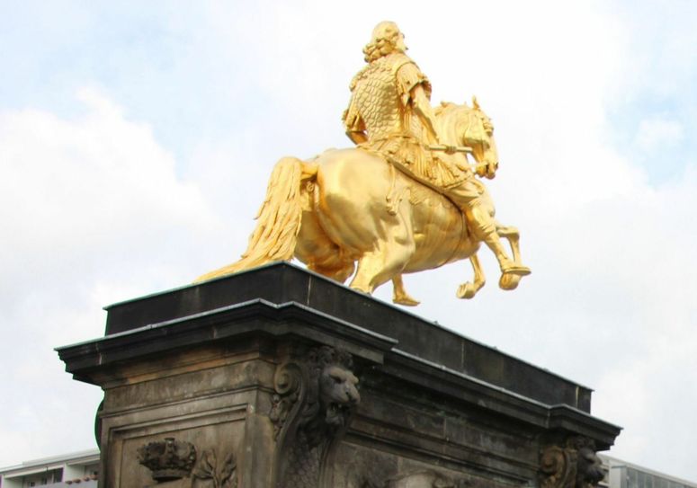 Schon wieder beschädigt, schon wieder reparaturbedürftig: Der Goldene Reiter, eines der berühmtesten Wahrzeichen Dresdens. Foto: Pönisch