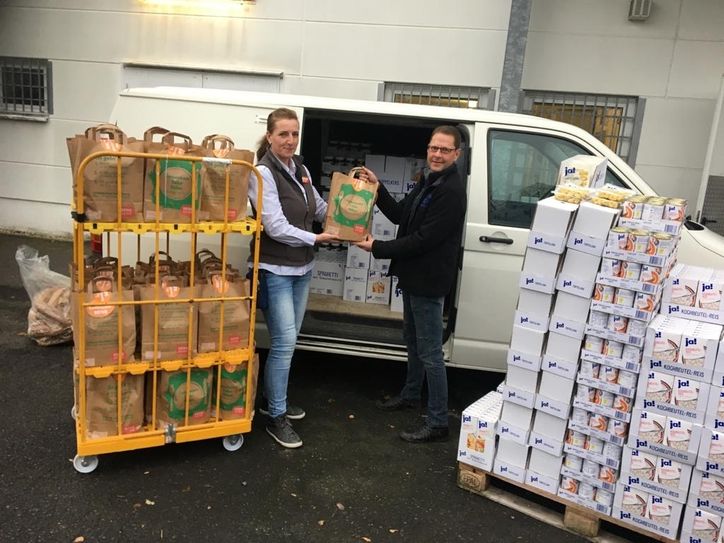 Im vergangenen Jahr wurden 250 Tüten verkauft, die Marktleiter Benjamin Geschwill verdoppelte. Also wanderten reichlich Lebensmittel in den Transporter, der sie dann zur Tafel nach Königshufen brachte. Foto: privat