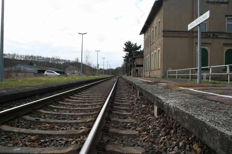 Die Bahnstrecke zwischen Meißen und Döbeln bekommt ab Mitte April einen neuen Betreiber. Dieser will zunächst die Infrastruktur sichern. Foto (Bhf. Miltitz-Roitzschen): Schramm