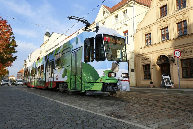 Im Durchschnitt sind die Straßenbahnen von Cottbusverkehr rund 30 Jahre alt. Einige Modelle, so auch dieses, wurden mit einem „Langläufer-Programm“ wieder flott gemacht. Dennoch droht das Aus, denn die fehlende Barrierefreiheit  der Cottbuser Straßenbahnen könnte ab 2022 zum Problem werden. Foto: Archiv / Cottbusverkehr