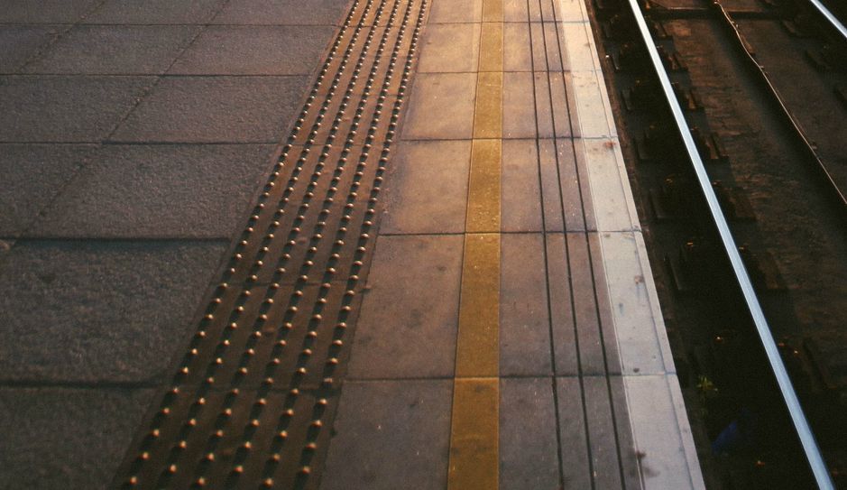 Eine Neuerung durch den Ausbau: Der Bahnsteig erhält taktile Blindenleitstreifen.