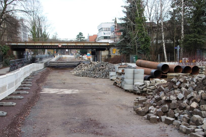 So sah es jetzt ein Jahr lang an der Oskarstraße aus. Wann es hier weitergeht hängt davon ab, wie schnell die Baufirmen ihre Arbeit hier wieder aufnehmen können. Foto: Schramm
