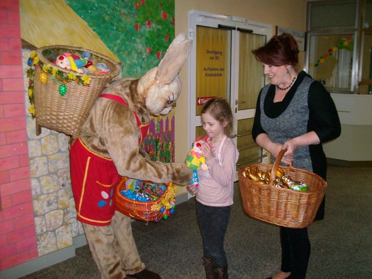 Auch in diesem Jahr schaute der Osterhase in der Kinderklinik des CTK Cottbus vorbei. Foto: Eberhard Mohr