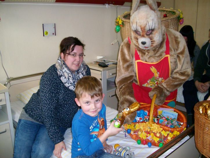 Auch in diesem Jahr schaute der Osterhase in der Kinderklinik des CTK Cottbus vorbei. Foto: Eberhard Mohr