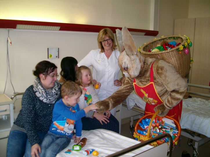 Auch in diesem Jahr schaute der Osterhase in der Kinderklinik des CTK Cottbus vorbei. Foto: Eberhard Mohr