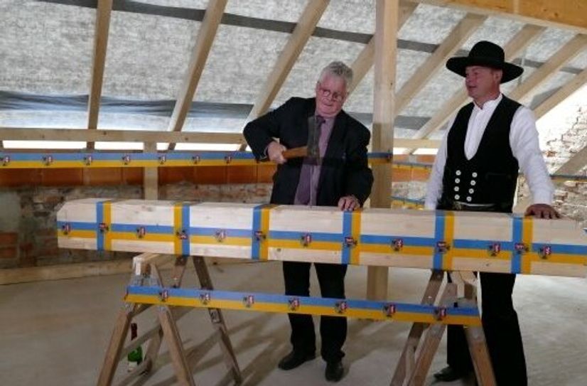 Eine Tradition beim Richtfest: Bauherr Bernd Lange schlägt den letzten Nagel ein. Daneben Maik Seeliger von Holzbau Seeliger.