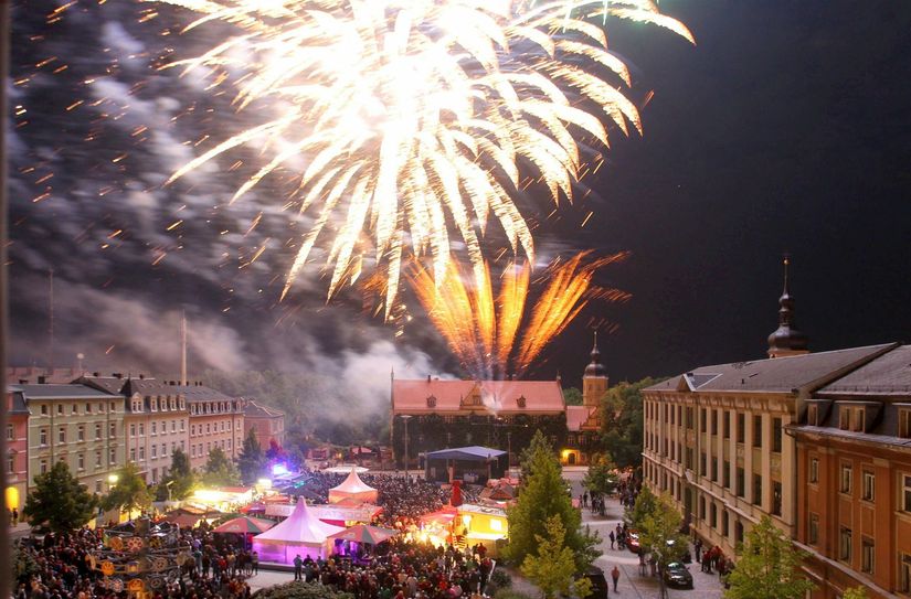 Erinnerungen an vergangene Stadtfeste: Dicht gedrängt staunten die Stadtfestbesucher beim Feuerwerk auf dem Rathausplatz. Das wird es nicht mehr geben. Auch aus Sicherheitsgründen wird das Feuerwerk wieder auf der anderen Elbseite in Promnitz stattfinden und von den Elbwiesen aus zu sehen.  Foto: FVG
