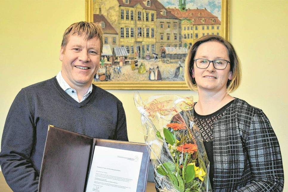 Oberbürgermeister Dr. Sven Mißbach übergibt Claudia Schneider die Ernennungsurkunde zur Frauen- und Gleistellungsbeauftragten.