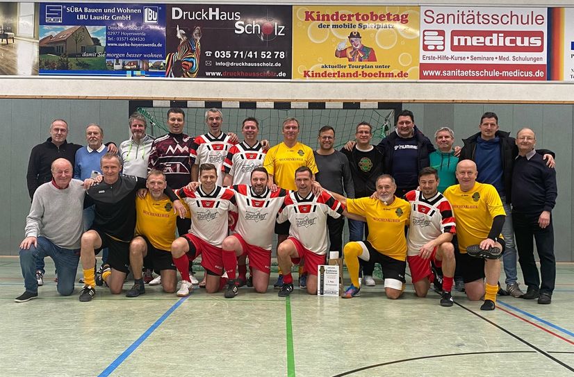 Erstmals schickte der Gastgeber mit Aktivist Schwarze Pumpe (gelb) und dem FSV Hoyerswerda (weiß) gleich zwei Mannschaften ins Turnier.