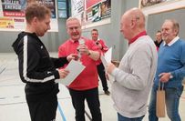 Die Ehrung der Spieler übernahmen Oberbürgermeister Torsten Ruban-Zeh (2.v.l.) und Cheforganisator Jürgen Socher.