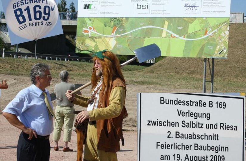 2009 startete der Ausbau der B169 ab Riesa. Seit der Fertigstellung ruht der Weiterbau. Ob Kurt Hähnichen (l.) und Gunter Spies damals schon erwartet haben, welcher lange Kampf vor ihnen liegt?