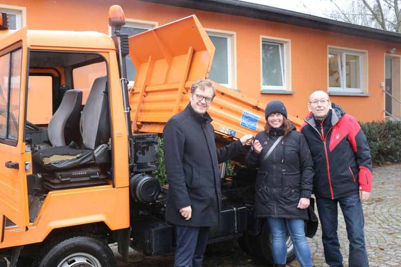 Bürgermeister Andreas Pfeiffer (l.) übergibt die Fahrzeugschlüssel an Katja Beuthan vom  SFC 08 und Olaf Neumann vom SV Senftenberg.