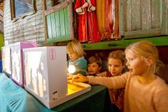 Kinder tauchen beim Familiensonntag am 13. Juli ein in die Welt des Schattentheaters.