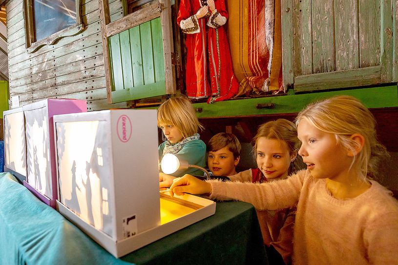 Kinder tauchen beim Familiensonntag am 13. Juli ein in die Welt des Schattentheaters.