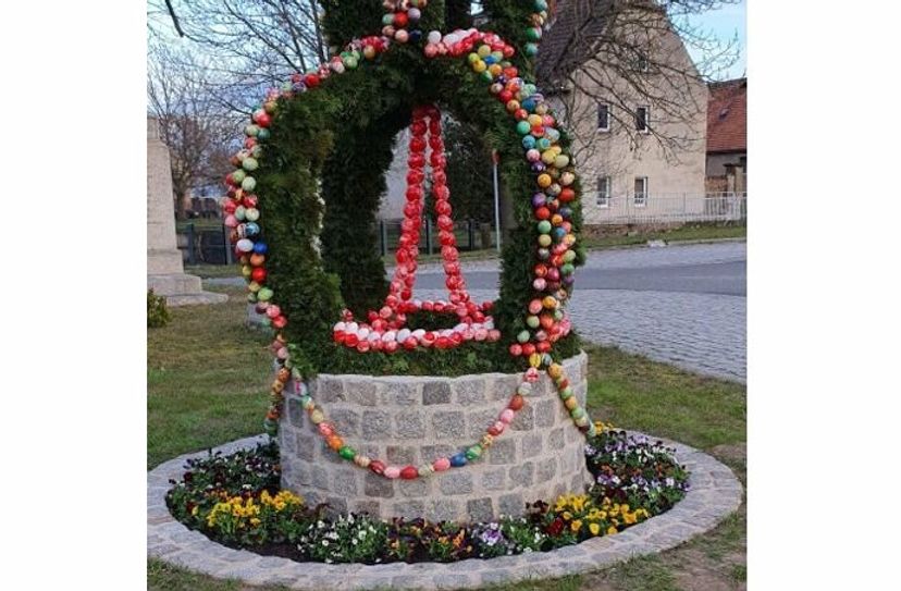 Osterbrunnen in Heyda.