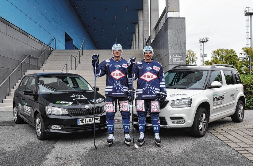 Verteidiger Arne Uplegger (l.) und Stürmer  Matej Mrazek nahmen in diesem Jahr die Dienstwagen vom Skoda Autohaus Krause vor dem Löwenkäfig   entgegen.
Foto: Müller
