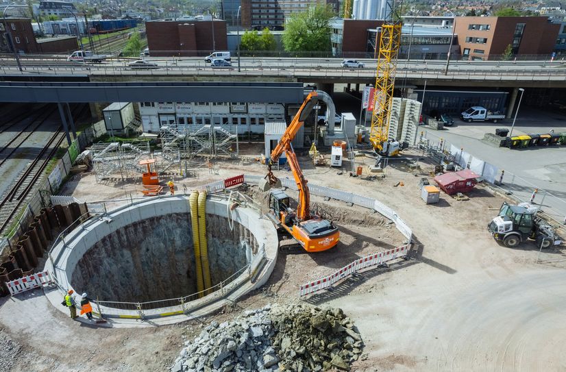 Baugrube für den künftigen Versorgungstunnel an der Nossener Brücke.