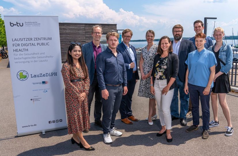 Die Partner forschen an zentralen Fragen rund um digitale Technologien für Public Health und Gesundheitsversorgung (v.l.n.r.): Pratiksha Patare (LauZeDiPH, BTU), Prof. Dr. Hajo Zeeb (LSC Bremen), Martin Stabler (LauZeDiPH, BTU), Andreas Pfeiffer (Bürgermeister Senftenberg), Dr. Katharina Ladewig (RKI Wildau), Stephanie Hoffmann (Geschäftsstelle LauZeDiPH, BTU), Prof. Dr. Jacob Spallek (Leiter LauZeDiPH, BTU), Saskia Lange (LauZeDiPH, BTU), Dr. Christopher Irrgang (RKI Wildau) sowie Lea Martens (LSC Bremen).