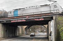 Die mittlere der drei Brücken über die Rostocker Straße muss neu gebaut werden. Ihre Lichte Höhe wird von 3,90 Meter auf 4,50 Meter erhöht.
