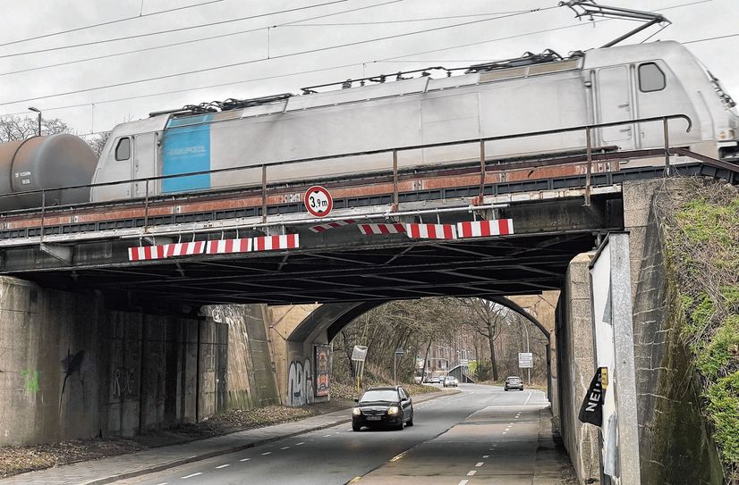 Die mittlere der drei Brücken über die Rostocker Straße muss neu gebaut werden. Ihre Lichte Höhe wird von 3,90 Meter auf 4,50 Meter erhöht.