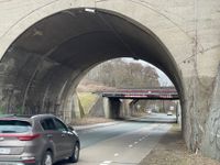 Die vordere und hintere Brücke über die Rostocker Straße sind Bogenbrücken aus Beton mit einer ausreichenden Höhe. Die mittlere Brücke muss ersetzt werden.