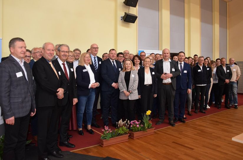 Zahlreiche interessierte Gäste, darunter Ministerpräsident Dr. Dietmar Woidke, fanden sich zur Auftaktveranstaltung in der Alten Färberei in Guben ein.
