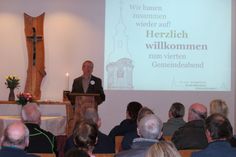 Kirchenvorstand Jens Großmann begrüßt die zahlreichen Gäste zum vierten Gemeindeabend in Großröhrsdorf.