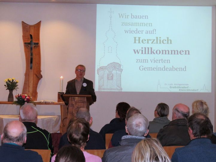 Kirchenvorstand Jens Großmann begrüßt die zahlreichen Gäste zum vierten Gemeindeabend in Großröhrsdorf.