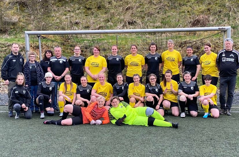 Die Frauen-Mannschaft des SC Einheit Bahratal-Berggießhübel in ihren neuen Trikots.