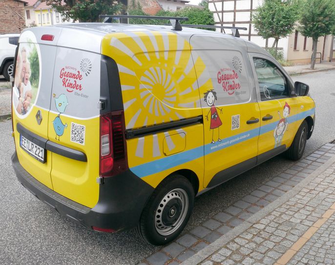 Das neue Dienstfahrzeug des Regionalnetzwerks Gesunde Kinder rollt öffentlichkeitswirksam mit Werbung durch den Landkreis und spricht auf diese Weise interessierte Familien und ehrenamtliche Paten an.  Foto: Pressestelle Kreisverwaltung