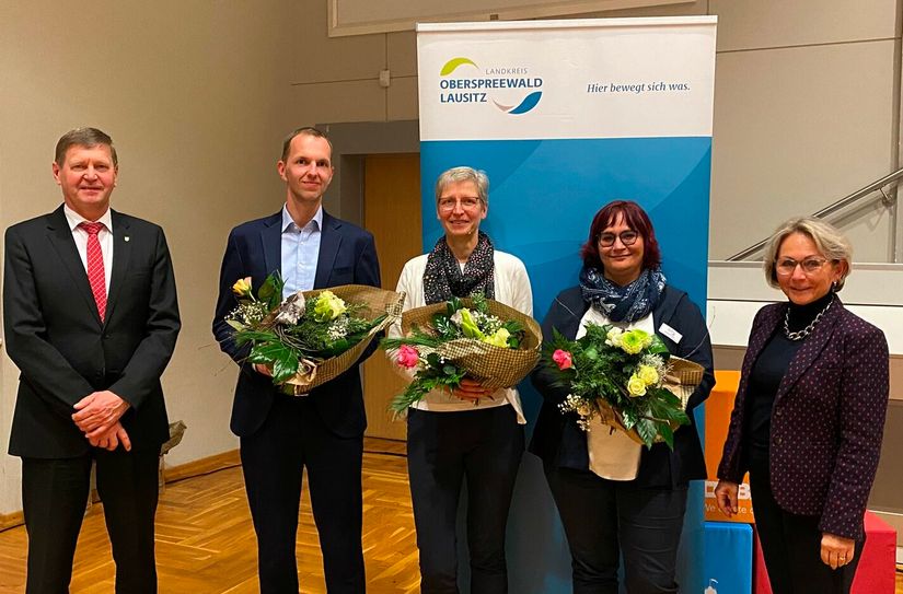 Die Kreisverwaltung hat mit Robert Weidner (2.v.l.), Kerstin Bielitz (Mitte) und Jeannette Stoll (2.v.r.) drei neue Führungskräfte gewinnen können. Im letzten Kreistag 2022 gratulierten Landrat Siegurd Heinze (li.) und die Vorsitzende des Kreistages, Martina Gregor-Ness (re.).