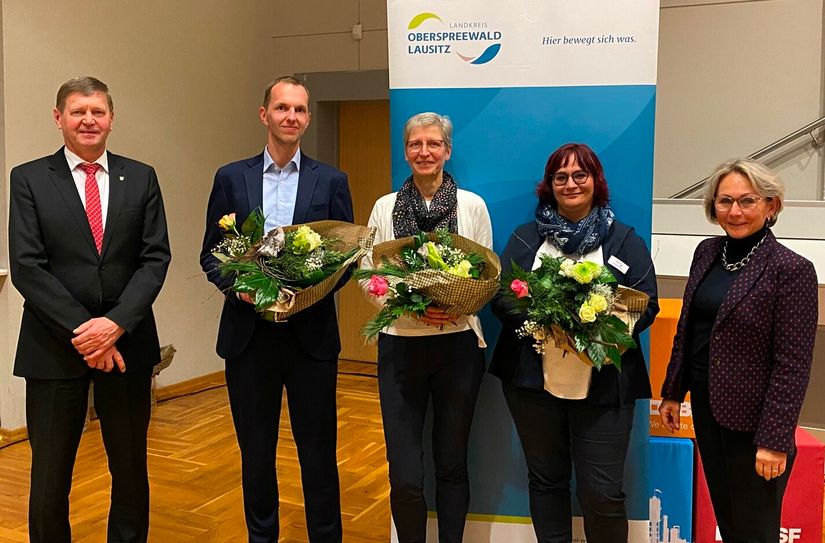 Die Kreisverwaltung hat mit Robert Weidner (2.v.l.), Kerstin Bielitz (Mitte) und Jeannette Stoll (2.v.r.) drei neue Führungskräfte gewinnen können. Im letzten Kreistag 2022 gratulierten Landrat Siegurd Heinze (li.) und die Vorsitzende des Kreistages, Martina Gregor-Ness (re.).