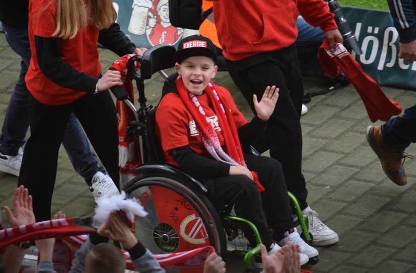 Der neunjährige Energie-Fan Lino wurde mit »Lino-Lino«-Sprechchören zu seinem Platz begleitetet.