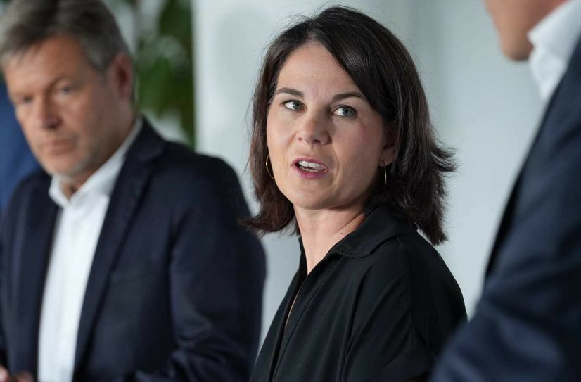 Die Außenministerin Annalena Baerbock ist bewusst den beruflichen Weg in die Politik gegangen. Doch noch gehen zu wenige Frauen diesen Schritt. Eine Studie soll herausfinden warum.