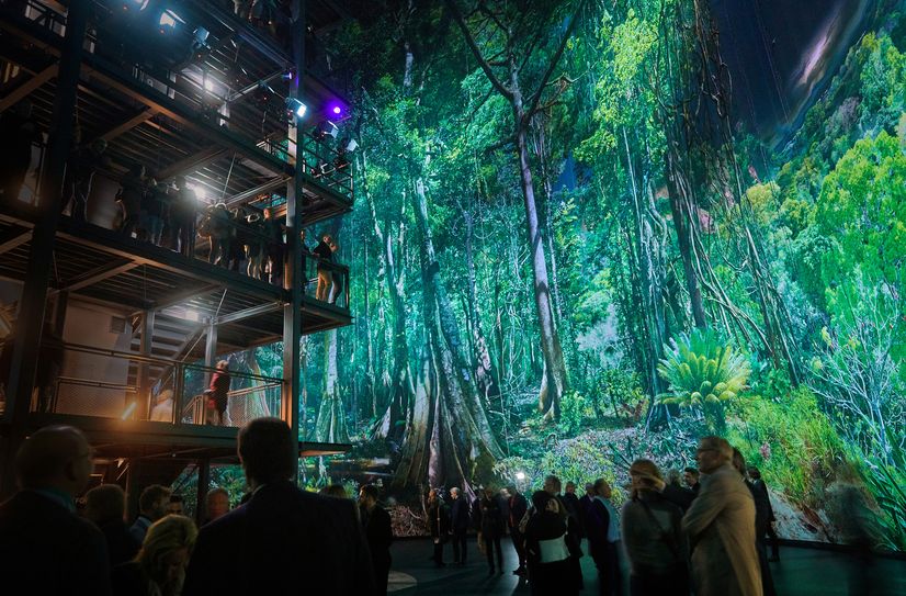 Panorama-Ausschnitt mit Besucherpodest der Ausstellung in Hannover (2017).