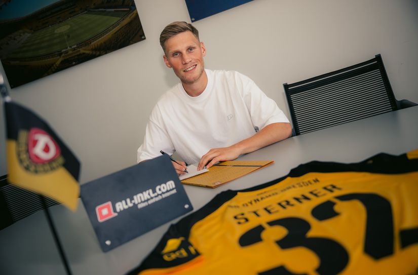 Jonas Sterner bei der Vertragsunterschrift.