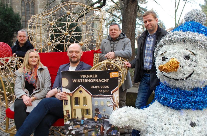 Sie präsentieren die 1. Pirnaer WinterHofnacht: Tino Richter (Geschäftsführer TVSSW), Nicole Hesse (Projektmanagerin Wintersaison TVSSW), Robert Körner (Stadtmarketing Pirna), Christian Schmidt-Doll (Geschäftsführer KTP) und Sebastian Lemke (Projektleiter WinterHofnacht KTP, v.l.n.r.).