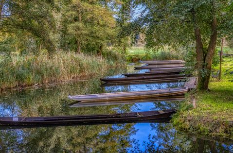 Kähne gehören zum Spreewald.