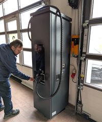 Wolfgang Stamm an der  DC-Schnellladestation.
