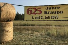 Der Countdown läuft - die ersten Aufsteller und Banner sowie die Aufbauten für die Strohpuppen zum Fest sind an den Ortseingängen schon platziert.    Foto: Uwe Peschel